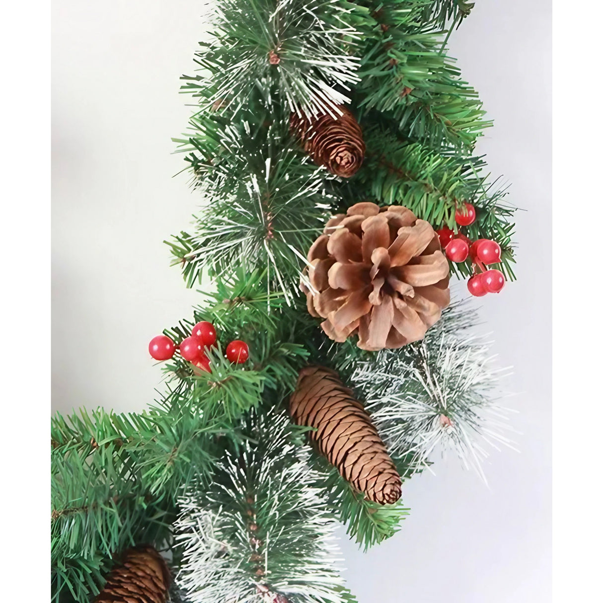 Ghirlanda de Craciun, cu merisoare si conuri, din brad artificial, cu parti de pin inzapezit, 180 cm, Verde - vivimall.ro