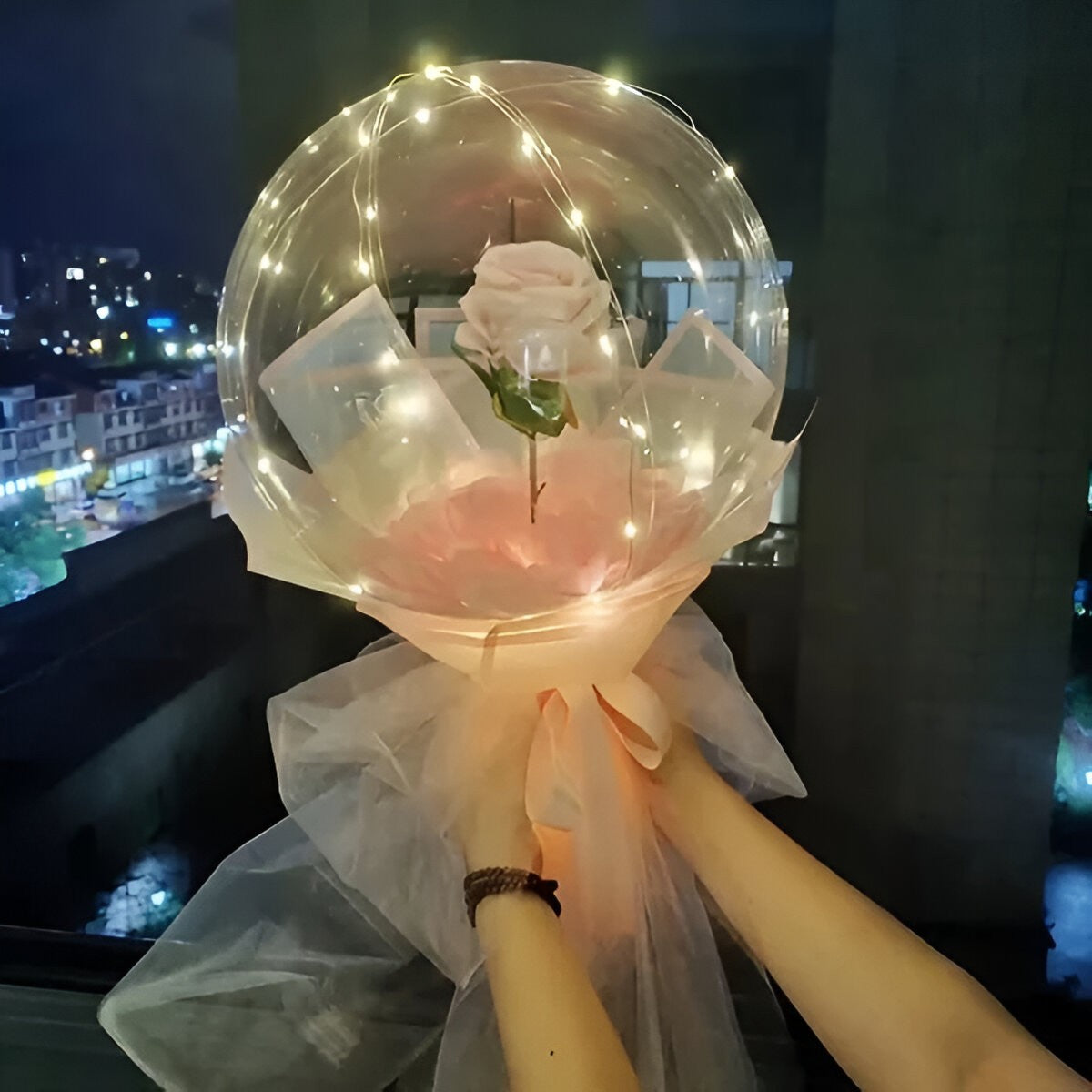 Rózsa LED fényű lufiban, csokor alakú, 35 cm átmérőjű