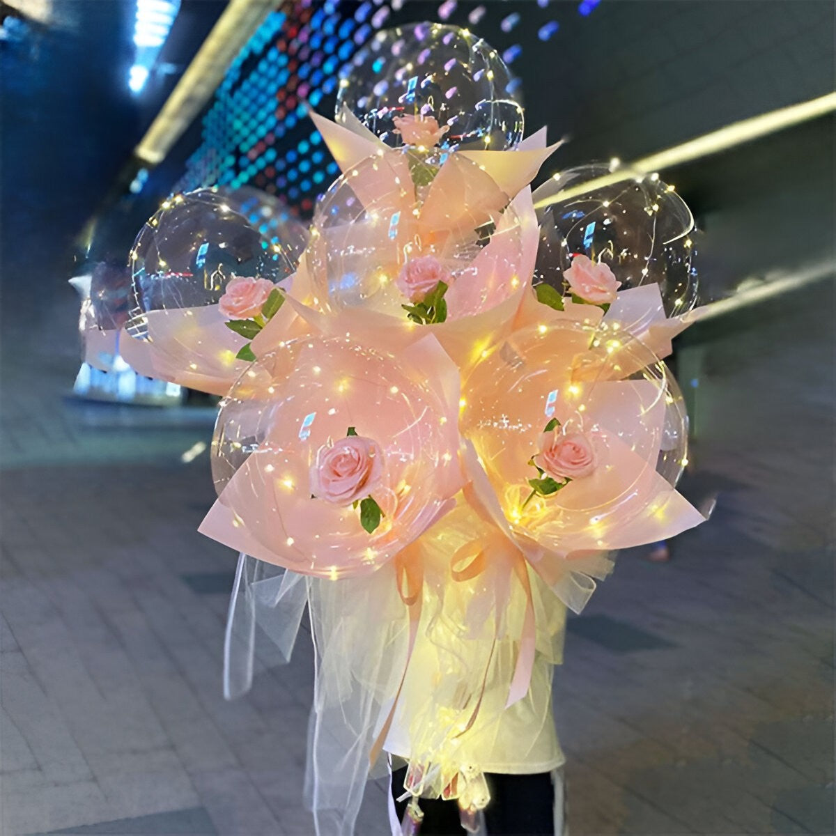 Rózsa LED fényű lufiban, csokor alakú, 35 cm átmérőjű