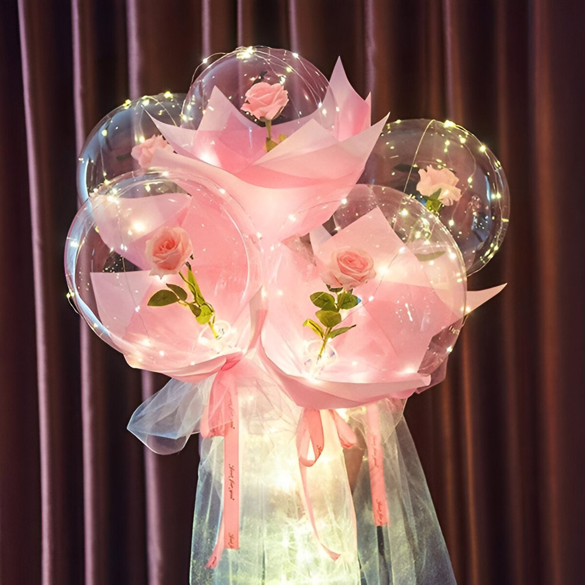 Rózsa LED fényű lufiban, csokor alakú, 35 cm átmérőjű