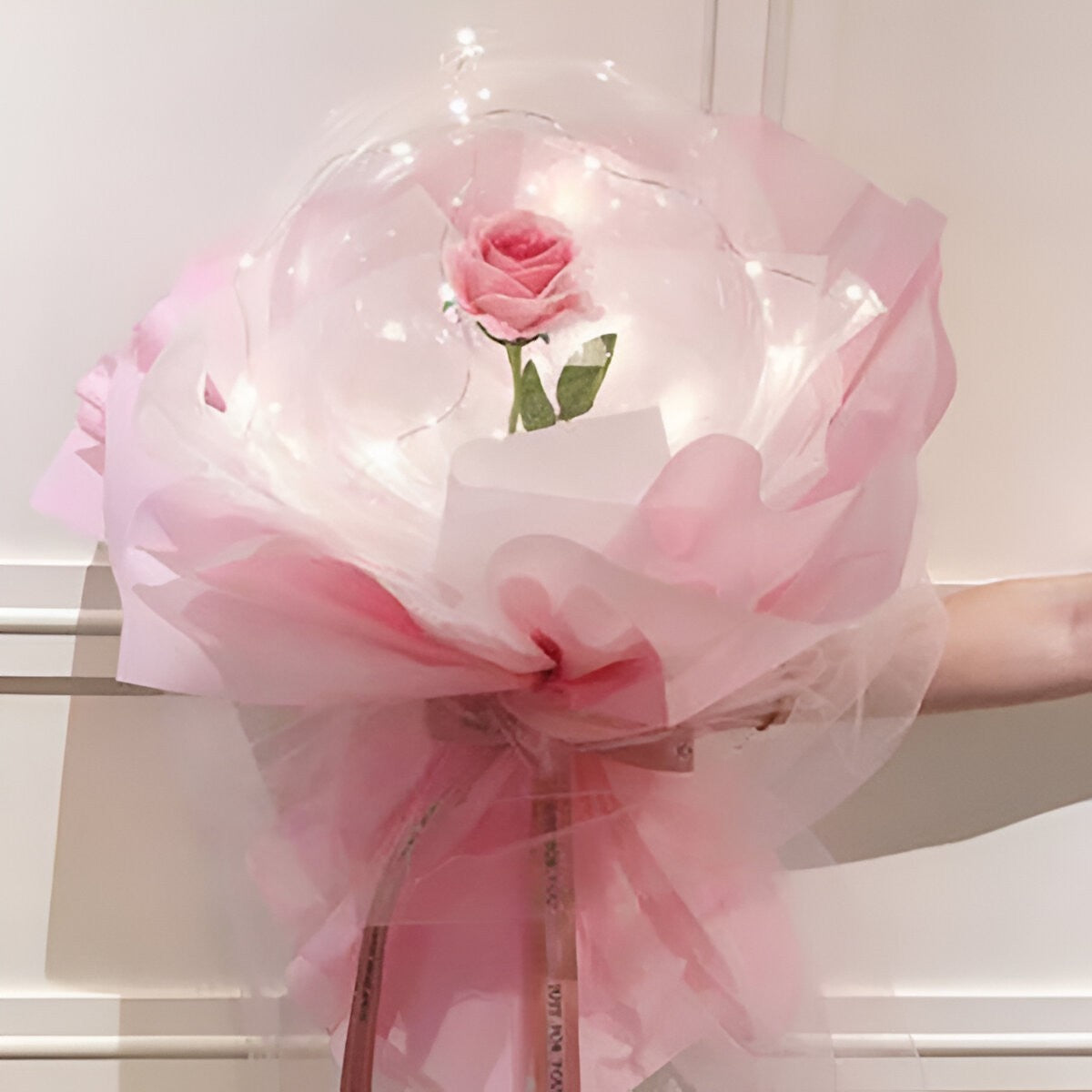 Rózsa LED fényű lufiban, csokor alakú, 35 cm átmérőjű