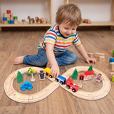 Copil de 3 ani asamblând circuitul Flippy 32 piese prin sistem îmbinare tip puzzle, lifestyle