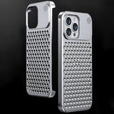 Secțiunea integrată pentru aromaterapie a hussei metalice iPhone 15 Pro Max, vedere spate