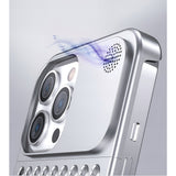 Interior cauciuc al hussei de aluminiu iPhone 15 Pro Max argintiu, detaliu protecție cadru