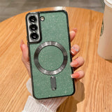 Detaliu husă Samsung Galaxy S24+ verde cu efect Glitter Chrome și sistem magnetic MagSafe, vedere spate