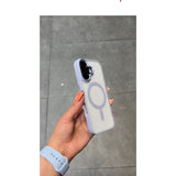 Husă MagSafe iPhone 16 Pro montată pe telefon, culoare mov deschis, design ultra-subțire