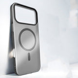 Husă iPhone 17 compatibilă MagSafe, negru mat, vedere spate cu logo decupaj camera