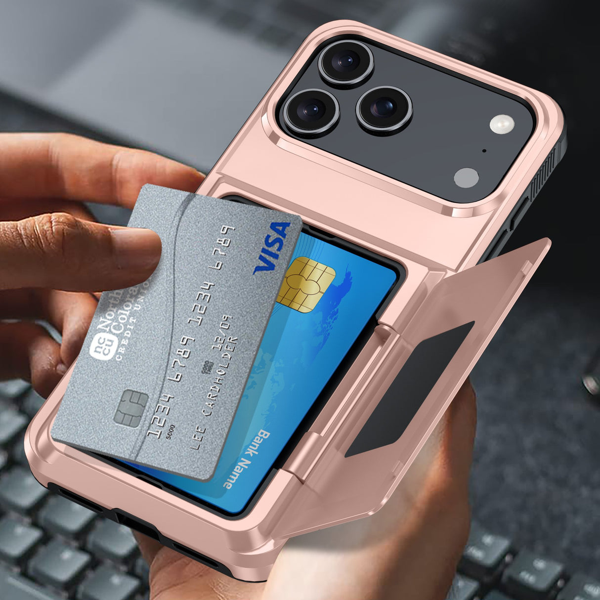 Husă protecție Apple iPhone 17 Pro Rose Gold, detaliu slot carduri și suprafață anti-alunecare
