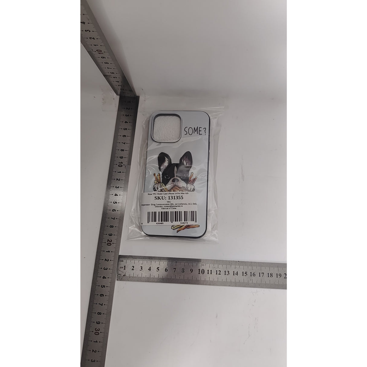 Husă iPhone 15 Pro Max Bulldog SOME albă montată pe telefon, perspectivă lifestyle