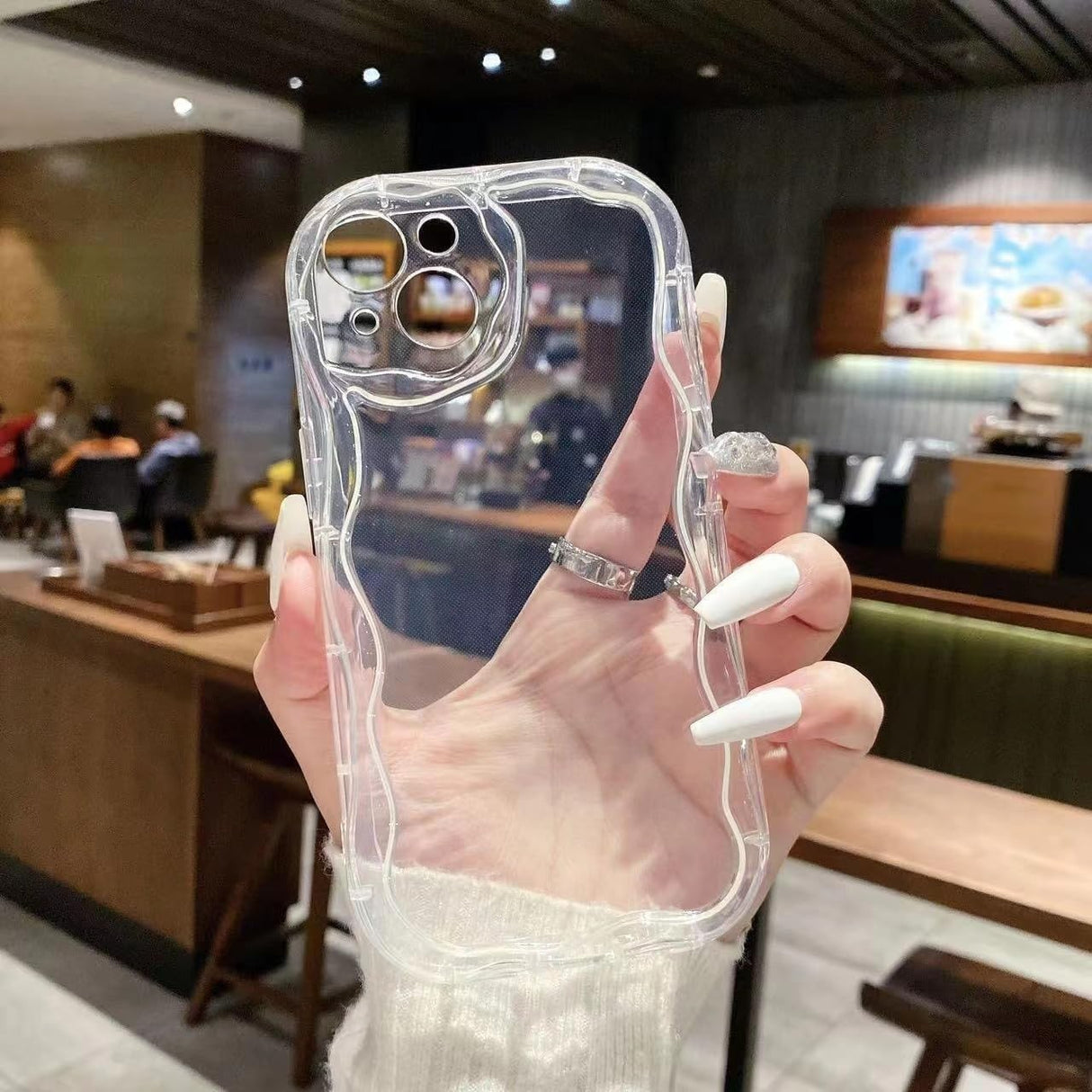 Husă silicon iPhone 14 Pro Max antisoc, decupaje precise butoane și port, vedere laterală