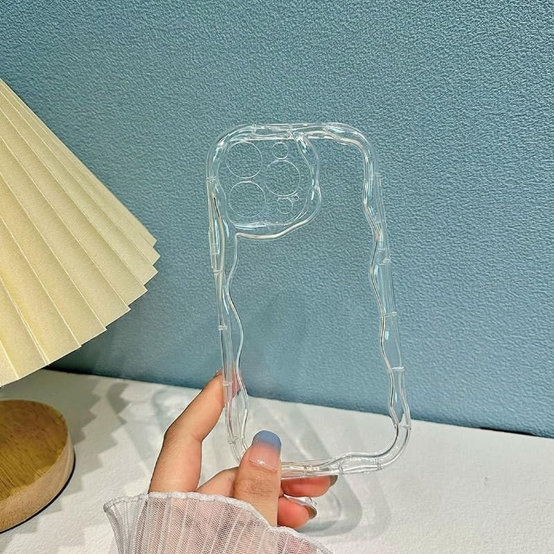 Husă transparentă iPhone 14 Pro Max montată pe telefon, design slim, perspectivă 3/4