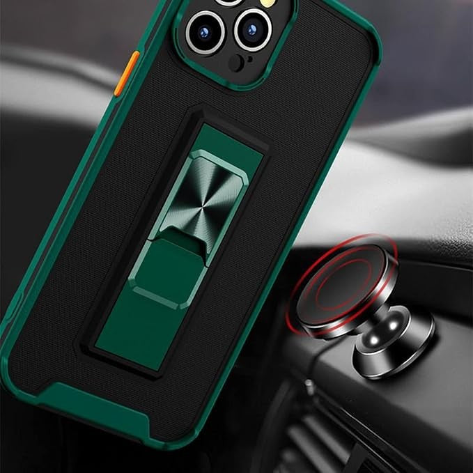 Husă verde închis Defender Sergeant Brave pe iPhone 13 Mini, vedere spate cu detaliu cameră protejată