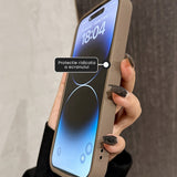 Detaliu protecție cameră husă iPhone 13 Pro Max model Ursuleți 3D maro