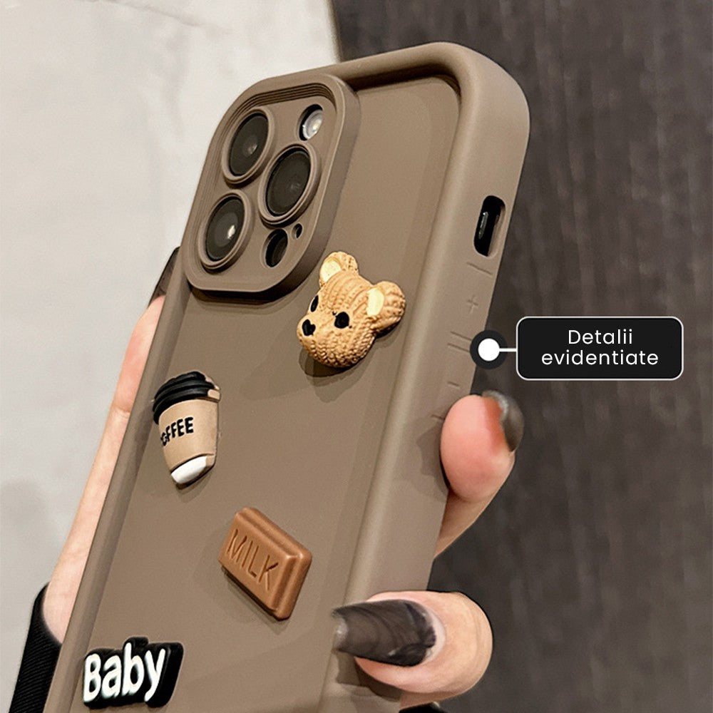 Husă iPhone 14 Pro Max maro, detaliu decupaj cameră și protecție modul foto