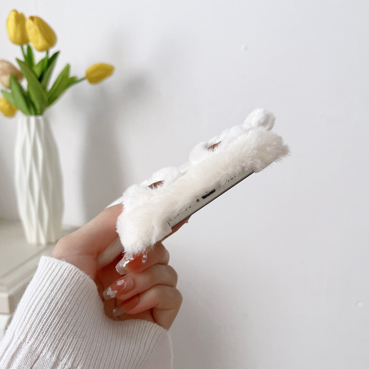 Husa de Protectie, Flippy, pentru Apple iPhone 15 Pro Max, Model Ursulet Pufos cu Urechi, Maini si Picioare, Antisoc, Rezistenta la Impact, Protectie Camera, Alb - vivimall.ro