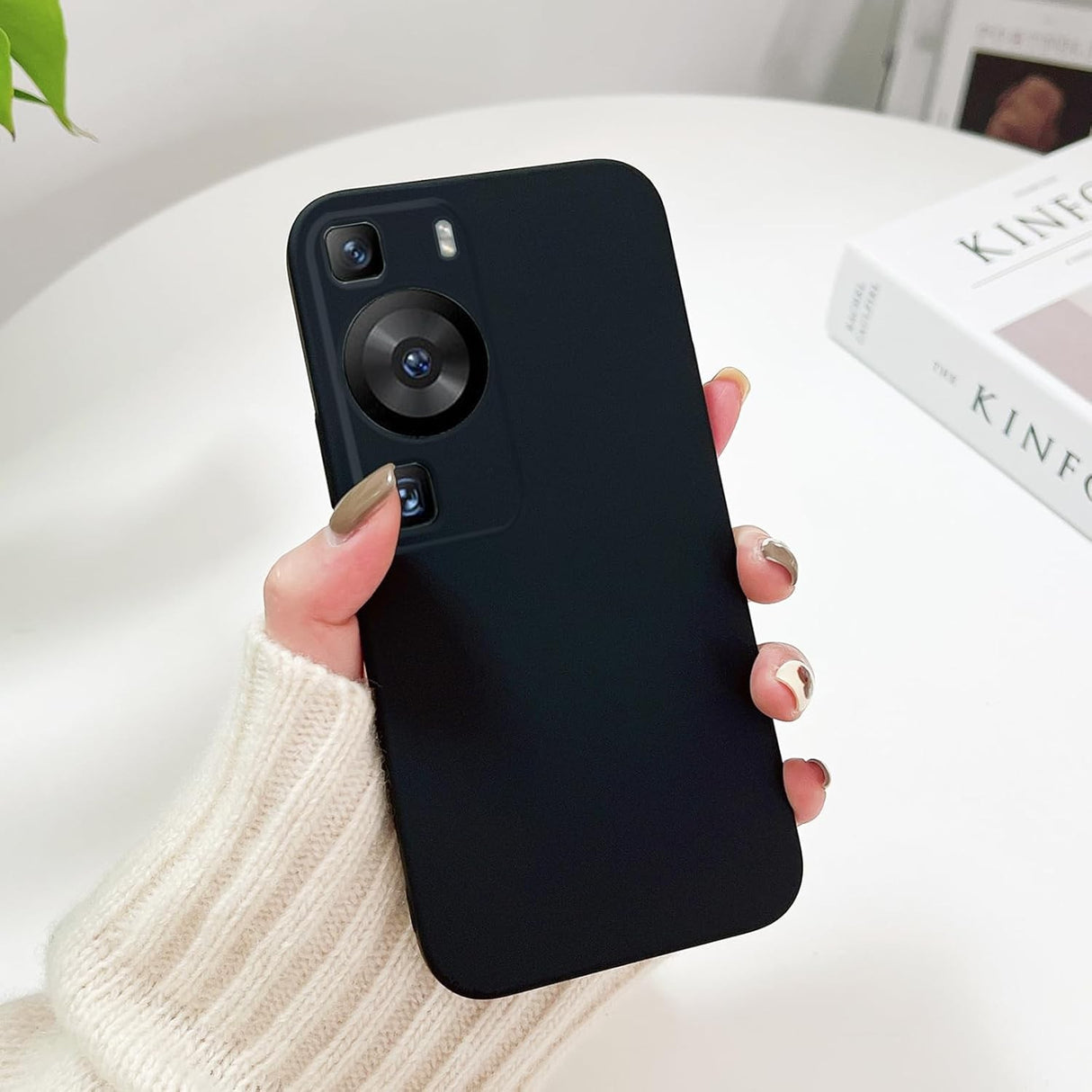 Detaliu căptușeală microfibră interioară husă silicon lichid Huawei P60 Pro, protecție zgârieturi