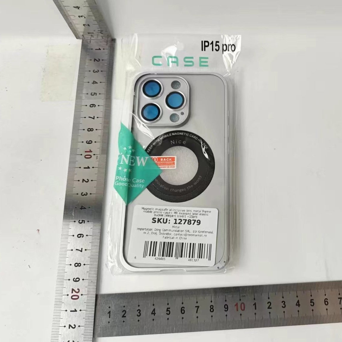 Detaliu margini înălțate husă MagSafe iPhone 15 Pro Max metal, protecție ecran și obiectiv cameră
