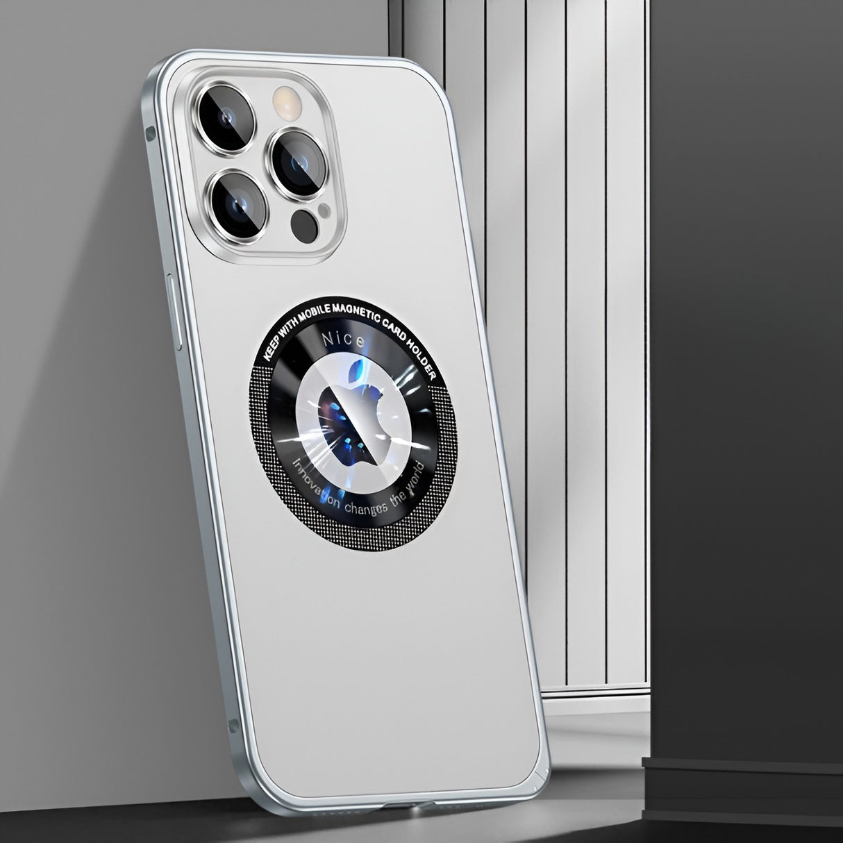 Husă iPhone 15 Pro Max MagSafe gri metalizat plasată pe telefon, compatibilitate încărcare wireless