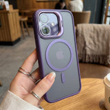Detaliu suport metalic cameră husă Flippy iPhone 17, ramă industrială anti-șoc, culoare mov închis