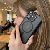 Husă Flippy iPhone 17 montată pe telefon, vedere spate, design minimalist negru cu acrilic rigid