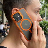 Detaliu suport metalic cameră husă Flippy Acrylic Hard Shell pentru iPhone 17 portocaliu