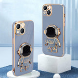 Husă iPhone 14 Plus design astronaut albastru, unghi 45 grade, detaliu print