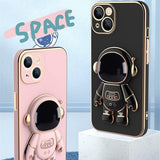 Husă antisoc iPhone 15 Plus montată pe telefon, lifestyle, vedere din unghi trei sferturi