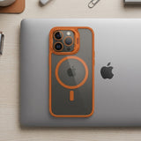 Husă Flippy iPhone 17 Pro Max portocaliu montată pe telefon, vedere laterală, margini TPU anti-șoc