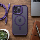 Husă Flippy mov închis montată pe iPhone 17 Pro Max, profil slim, textură anti-alunecare margini