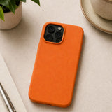 Husă silicon lichid Flippy portocaliu pe iPhone 16 Pro, vedere laterală cu butoane tactile și decupaje precise