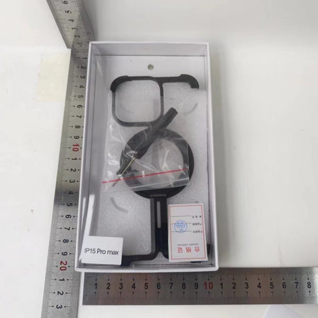 Husă metalică fără ramă iPhone 15 Pro, design minimalist negru metalizat, vedere spate
