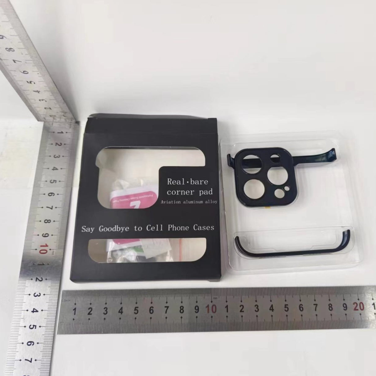 iPhone 15 Pro cu protecție metalică edgeless montată pe colțuri și cameră, vedere lifestyle