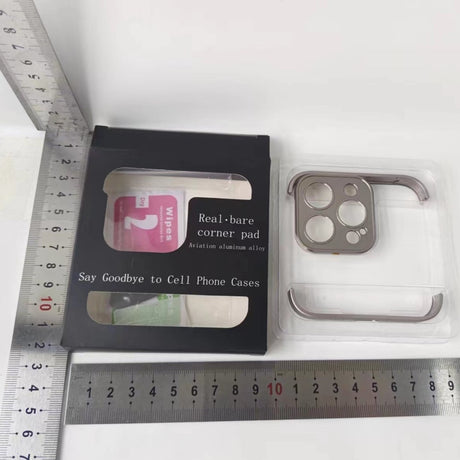 Capac metalic pentru colțul superior al iPhone 15 Pro Max din aliaj metalic, detaliu aproape