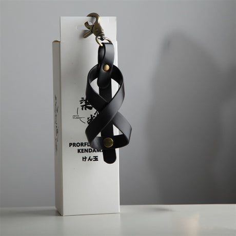 Husa pentru Kendama, Vivimall, Husa de Depozitare pentru Kendama, din Piele Ecologica, Catarama cu Agatare pentru Transportare, Model Breloc 8, 12 x 6 cm, Negru - vivimall.ro