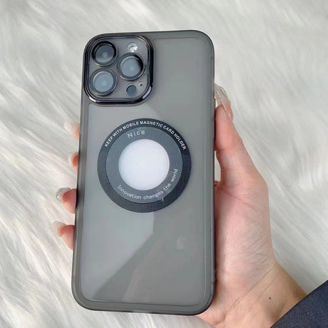 Detaliu sistem magnetic și decupaj logo Apple pe husă iPhone 12 Pro neagră Vivimall