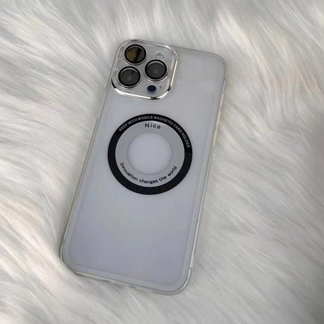 Detaliu decupaj logo și magneți integrați husă MagSafe iPhone 12 din TPU transparent