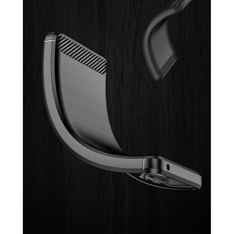 Husă iPhone 15 Pro Max neagră cu textură carbon, detaliu spate și colțuri ranforsate