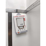 Încărcător rețea compact alb 65W în mâna utilizatorului, evidențiind dimensiunea portabilă