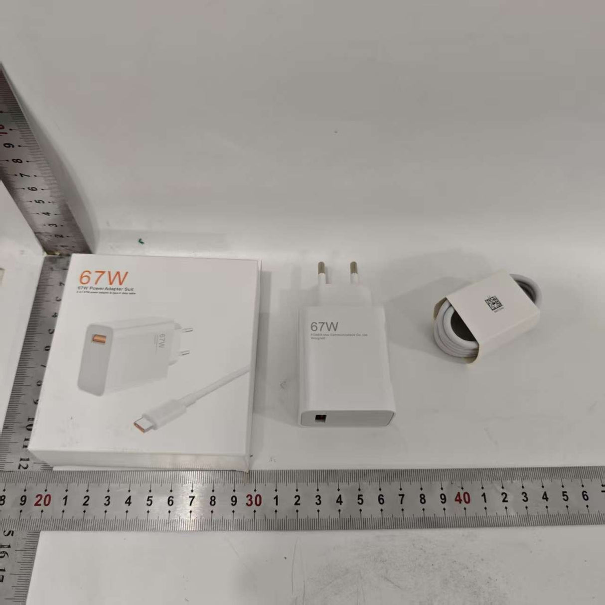 Set complet încărcător rapid 67W și cablu USB-C, ambalaj premium cu sistem de agățare, culoare albă