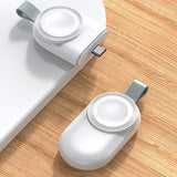 Prindere magnetică a încărcătorului wireless pe Apple Watch Ultra, vedere laterală