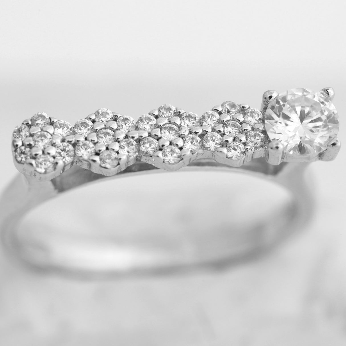 Inel rodiat din Argint 925 cu Zirconii, forma dreapta in partea superioara, marimea 55 - vivimall.ro