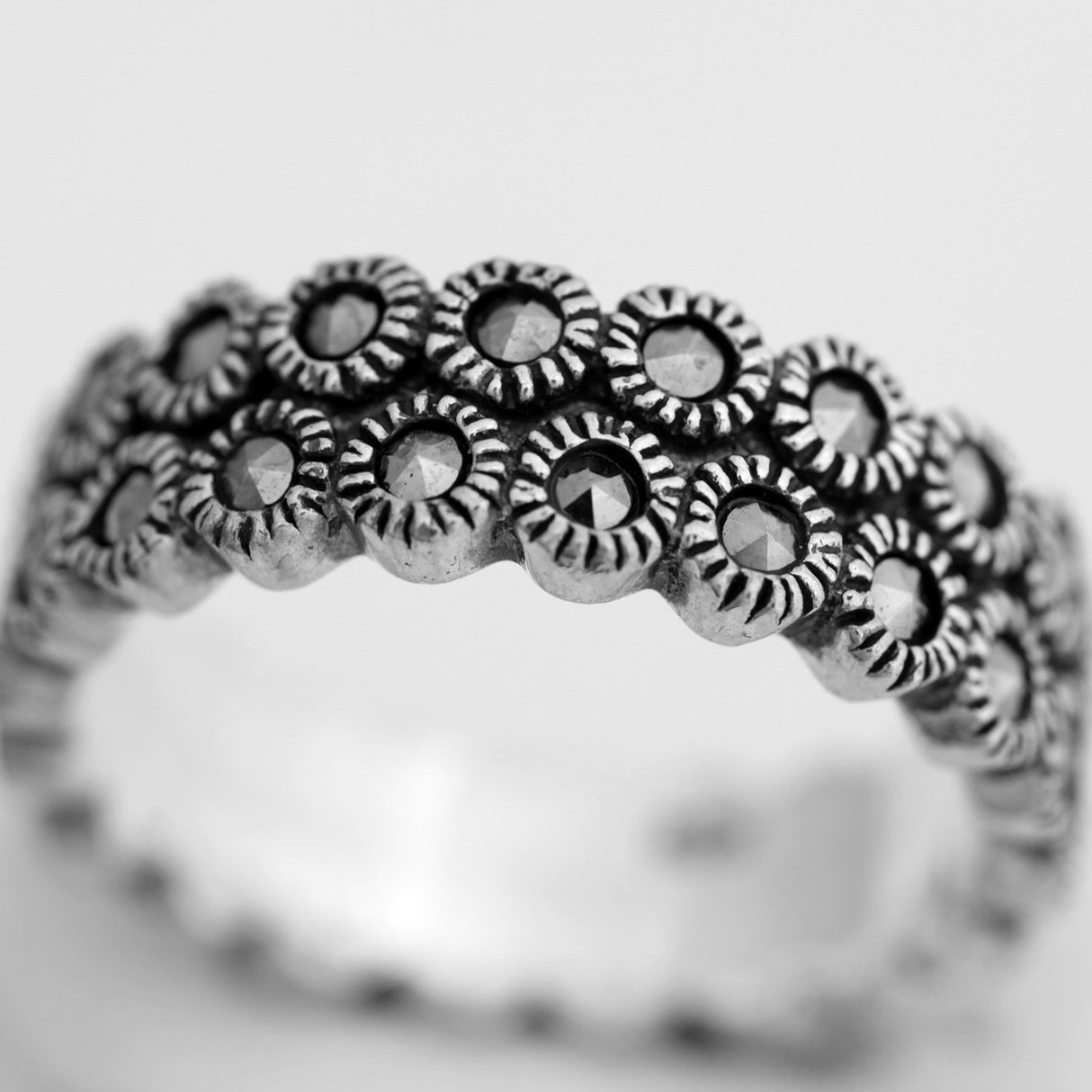 925 ezüst karikagyűrű, markazittal kirakva, 56 mm