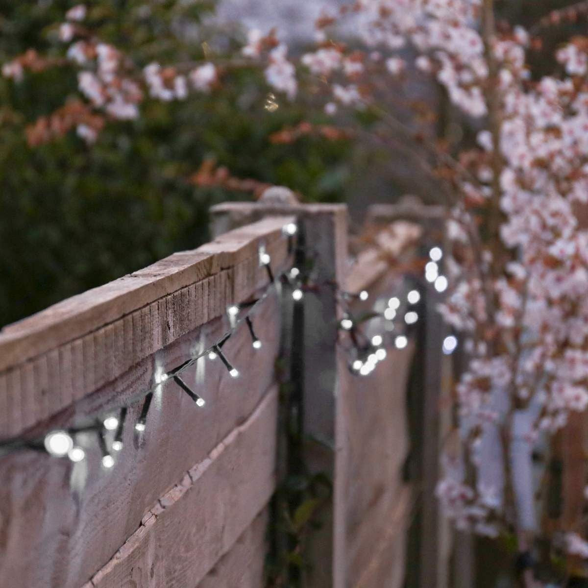 Karácsonyi installáció, 10 M, 100 LED, Lineáris, Hideg fehér, 8 fényeffektus, Transzformátor, Összeköthető, 5 M hosszabbító kábel mellékelve, Vezeték