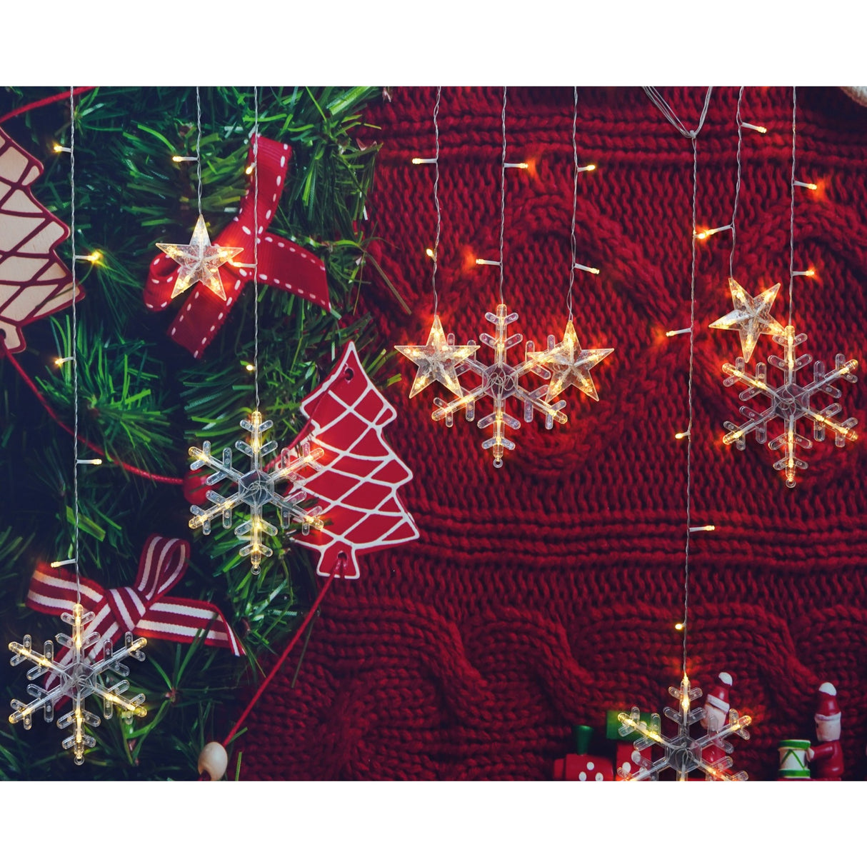 Instalatie Craciun, 138 LED-uri, tip perdea, cu fulgi de nea, alb-cald, 2.5 m, interior/exterior, Vivimall - vivimall.ro