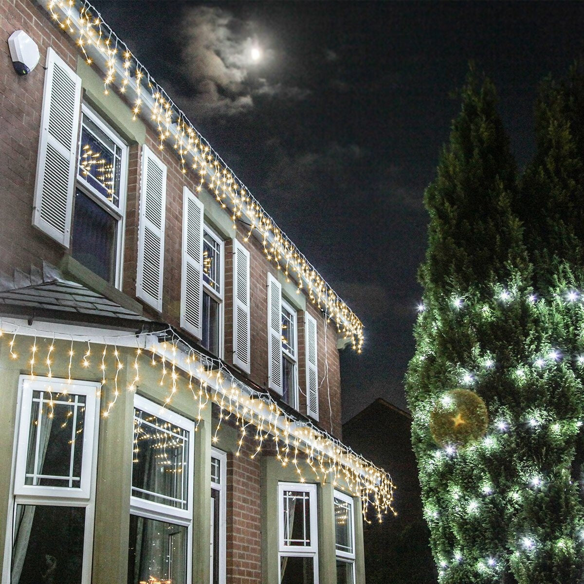 Karácsonyi installáció, 70 M, 1680 LED, rojtos, meleg fehér, villanófény, tápegység, összekapcsolható, gumírozott vezeték, 220V