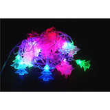 Ghirlandă LED cu formă de brad aprinsă, lumini multicolore în întuneric, atmosferă festivă