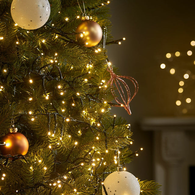 Instalatie de Craciun liniara Yoto, 10 m, din care 1 m cablu priza 220V, 100 LED, 8 jocuri de lumini, beculet in 6 colturi, pentru interior, controler, fir negru, alb cald - vivimall.ro