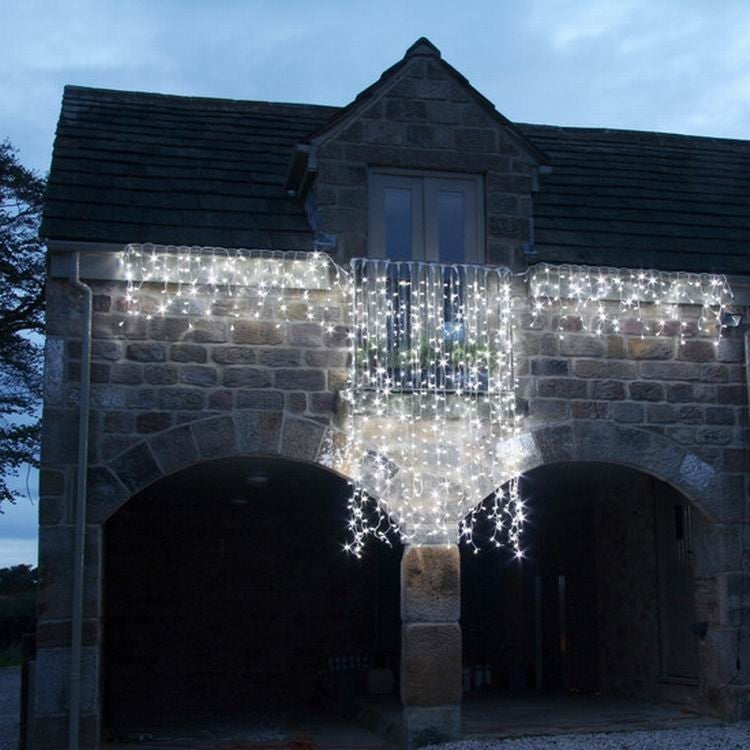 Instalatie Craciun Profesionala de Exterior IP65, Tip Perdea, 27m x 2m, 5400 Led-uri Mari, Alb rece, cu flash, Alimentator 1,5 m, Interconectabila, Fir negru, Vivimall - vivimall.ro