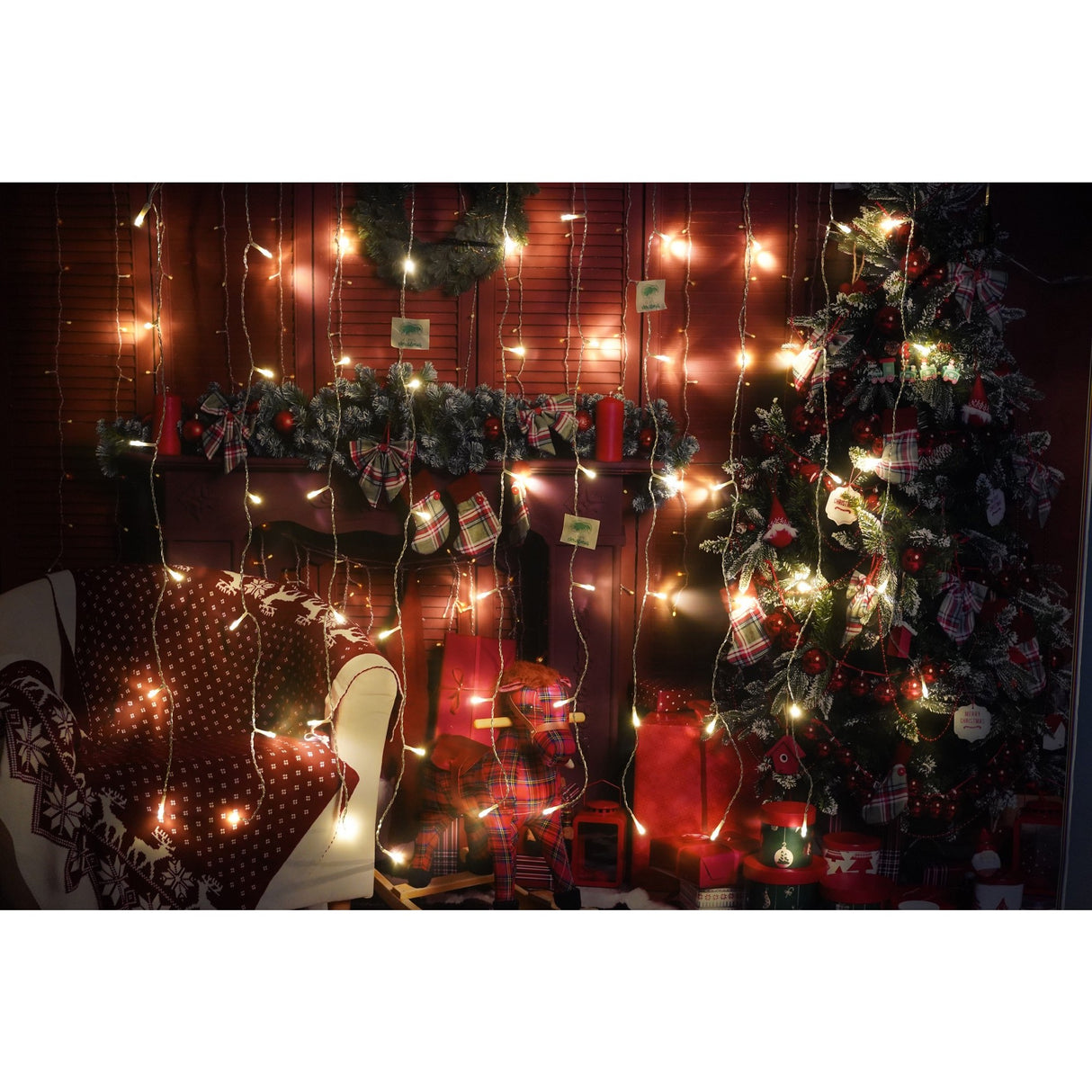 Instalatie Craciun, Tip Perdea, IP44, 15 m x 1 m, 900 LED-uri, Alb cald, 8 jocuri de lumini, Transformator, Interconectabila, Prelungitor 5 m inclus, Fir transparent, Interior/ Exterior, Vivimall - vivimall.ro