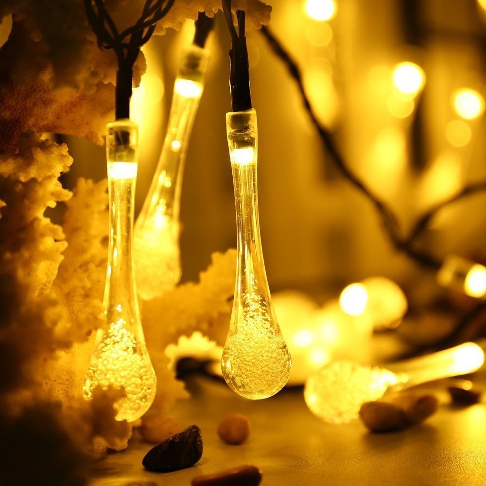 Detaliu ornament picătură de apă din plastic transparent, instalație solară 6 m, LED alb cald, fir negru